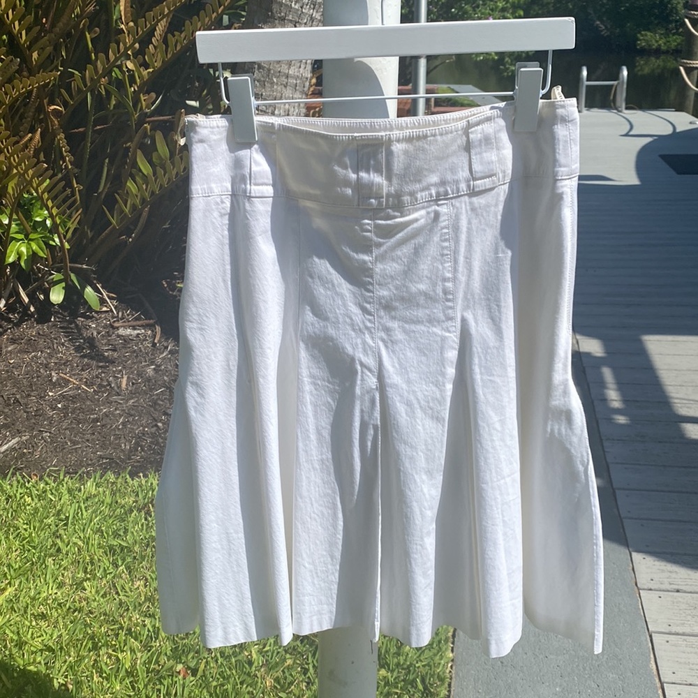 KAREN MILLEN White box pleat cotton skirt. Side zip